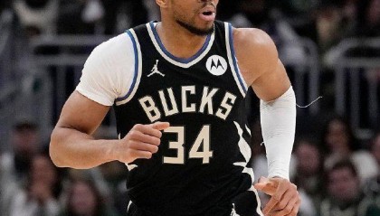 世界杯手机直播软件-NBA东西部前十全出炉：榜首之争激烈 雄鹿领衔十队无缘季后赛